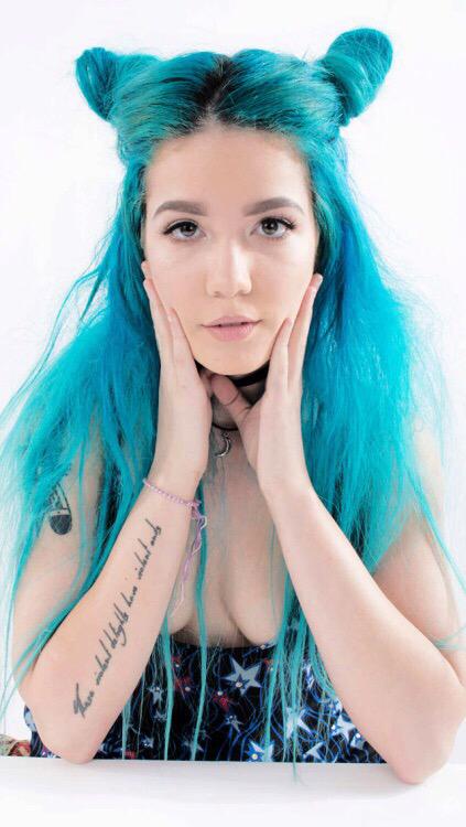 rtyourfavees's tweet photo. @halsey (Blue hair) http://t.co/6F1sbG9J3s