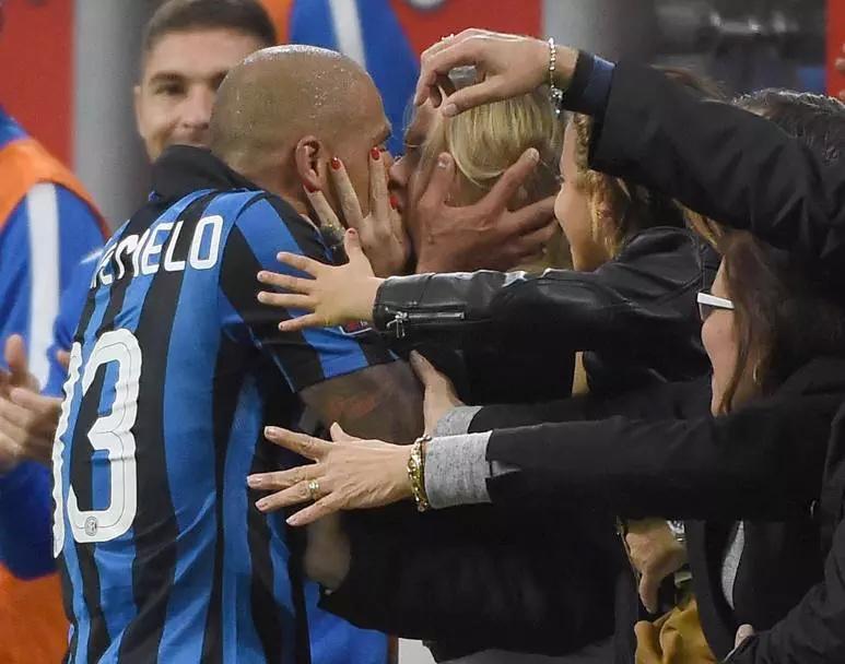 football paparazzi on twitter felipe melo kissed his wife roberta nagel after scoring inter s winning goal against verona http t co cz8mwqexjj