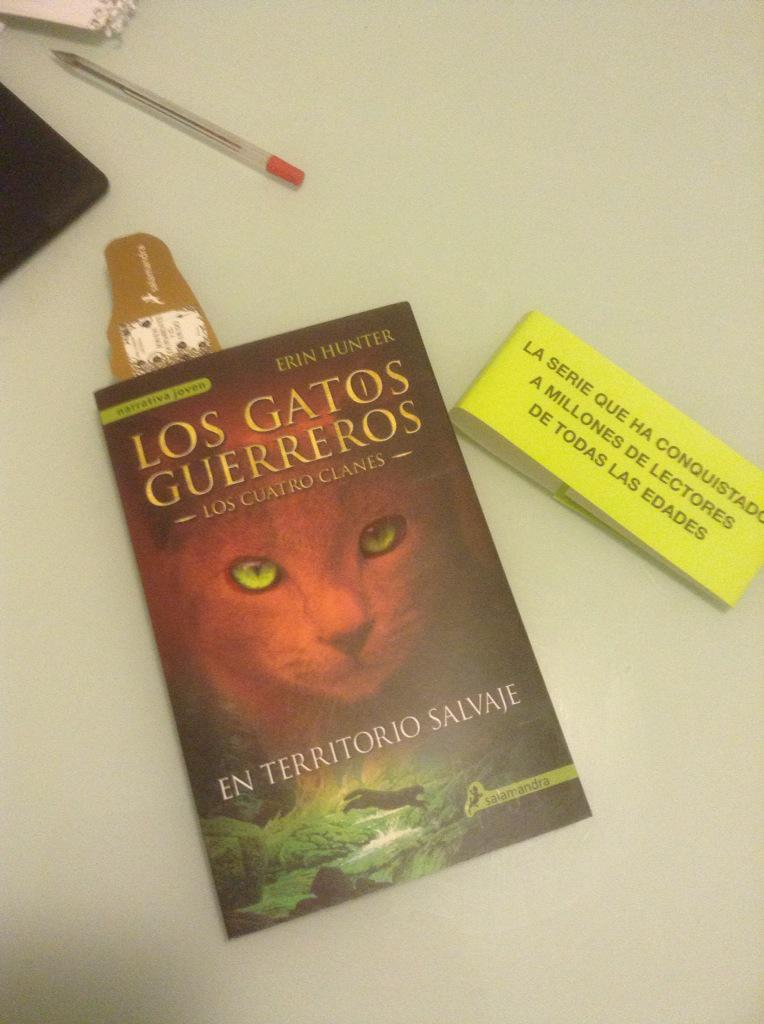 SomosBestYa's tweet photo. Nueva lectura. Raro éxito mundial: saga estilo GOT, pero protagonizada por gatos. Se viene una épica miau #CatReaders http://t.co/AKFymvYRxx