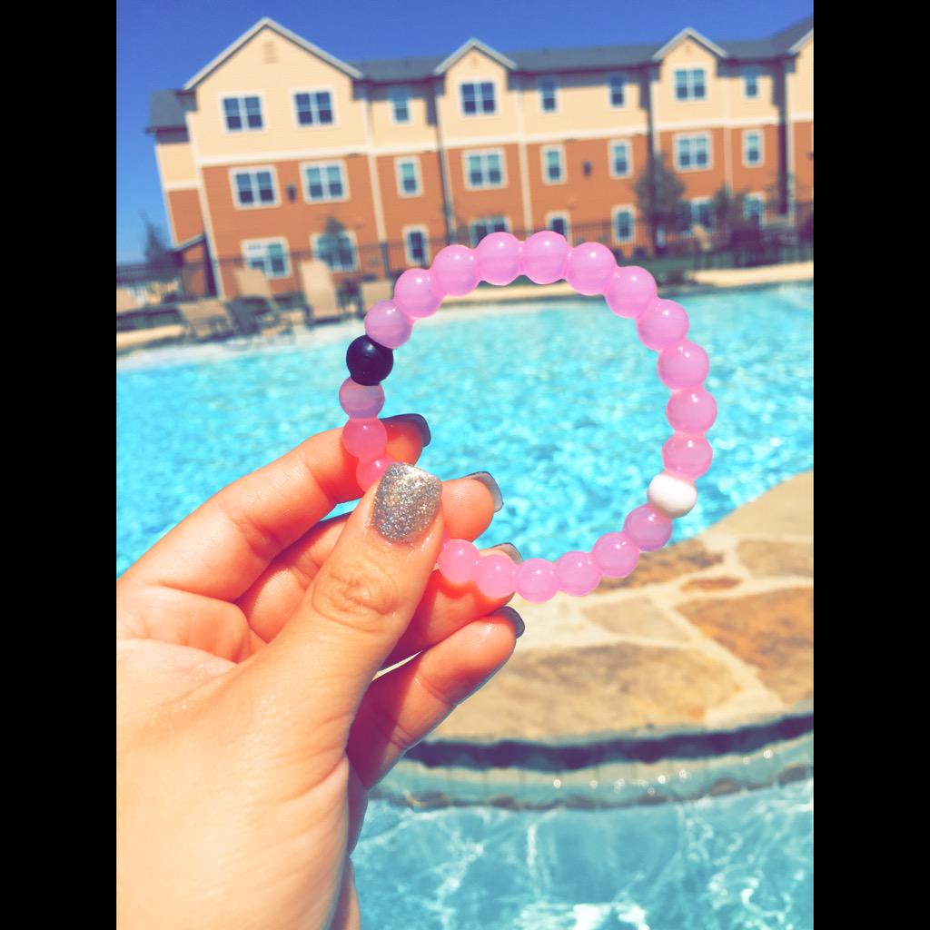 littlejesss's tweet photo. In LOVE with my lokai bracelet in support of breast cancer awareness๐๐๐ #behumblebehopeful #coachtrev #missyou http://t.co/YLWyDxYbUi