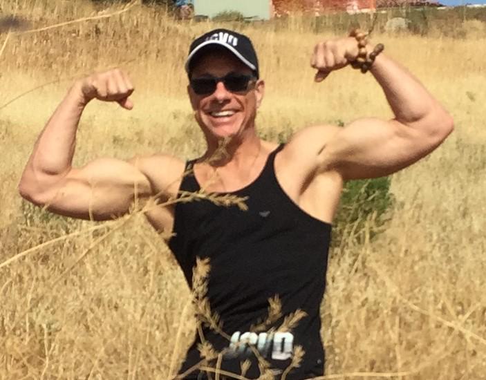 JCVD's tweet image. RT if you feel #MEGAPOSITIVE, 
The world always looks brighter from behind a smile. #JCVD