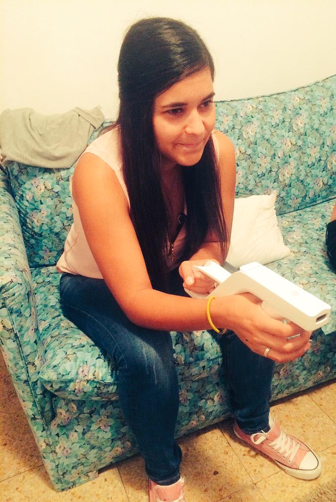 laury172's tweet photo. La francotiradora en acción jajaja #wii #pique #vicio @RocioF05 http://t.co/Qu0jgfXLjC