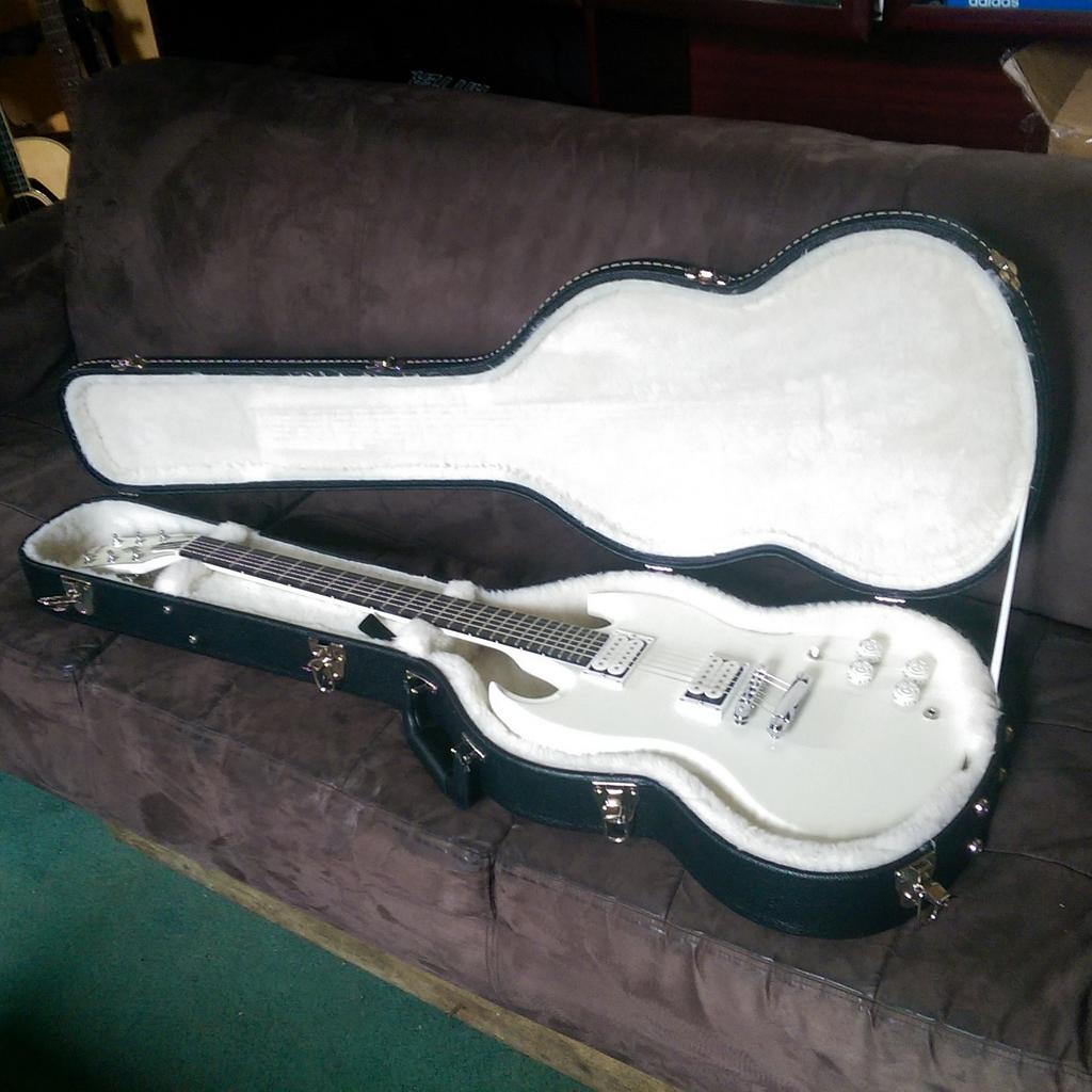 blockchainmusic's tweet photo. .@blockchainmusic new weapon #sg #gibson #baritone been writing away loving it, has been named #whiterhino http://t.co/QL3m0ukeEk