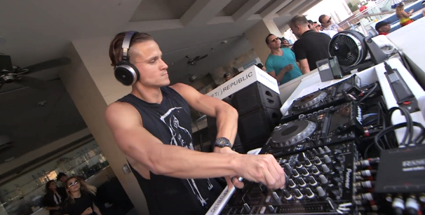 AKGaudio's tweet photo. Bass drops & fist pumps courtesty of #YourShotUSA DJ @dddarkheart & @WetRepublic Ep. 12 http://t.co/vyP2lqfwqz http://t.co/58NKF0ihWR