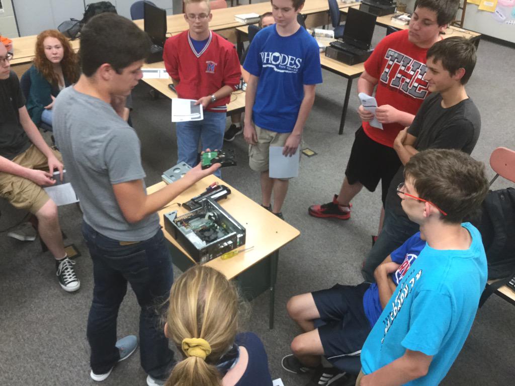 BizTechMHS's tweet photo. Tech Club tonight in RM B224
@lindagordonmhs and @sunriseburns 
#PTBM http://t.co/MQQgK18hqq