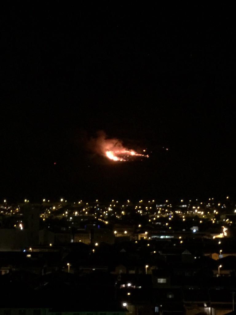 markuscpt's tweet photo. Fire on devils peak tonight, hope it didn't reachb Rhodes memorial #capefire @ewnreporter @CapeTalk567 http://t.co/yIH7qGjikL