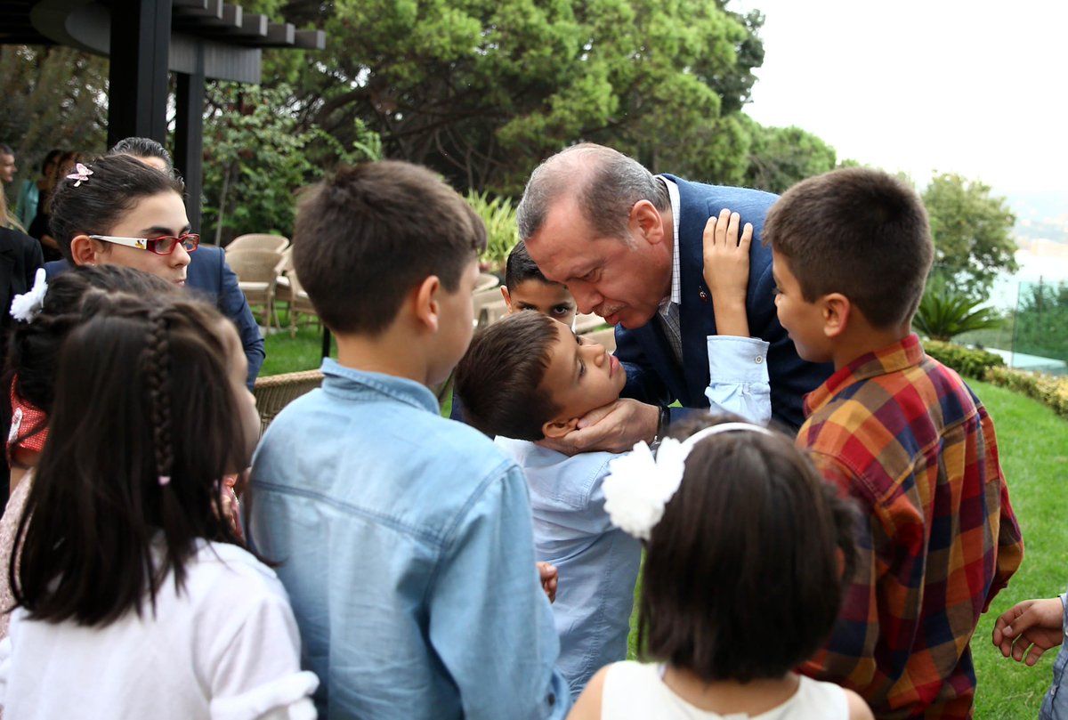 Cumhurbaşkanı Erdoğan, Huber Köşkü'nde çocuklar ile bayramlaştı. str.cm/oN3ghY