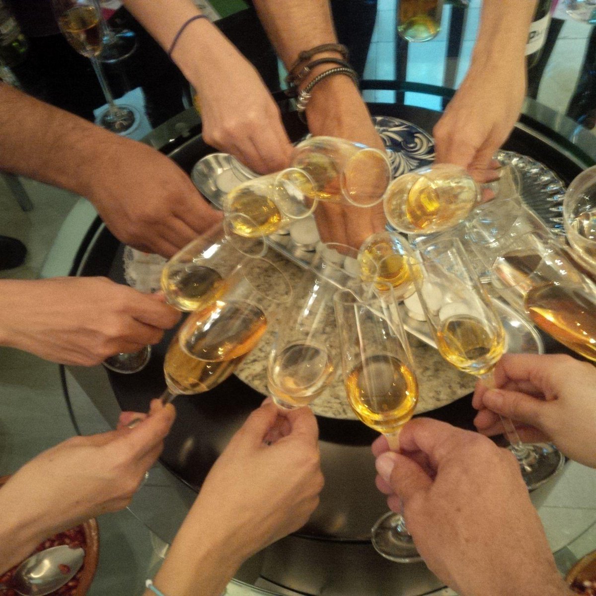 gracielamontano's tweet photo. #maridaje #momentosaura #vinodepostre #chateaucamou http://t.co/4tz83RHlbM