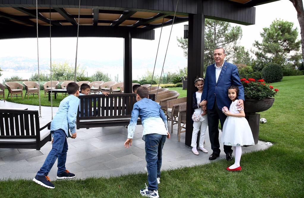 #CumhurbaşkanıErdoğan, Aile ve Sosyal P. Bakanlığı'nın bakımındaki çocuklar ve şehit çocuklarını Huber'de ağırladı