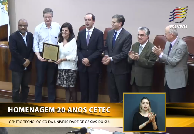 camaracaxias's tweet photo. Representando o @ucscetec, a diretora Ana Cristina Possapp Cesa recebeu a placa de reconhecimento do Parlamento. http://t.co/voiiOGlb5z