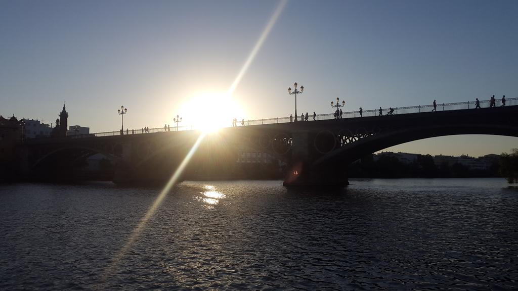 HelenLatole's tweet photo. Y cómo no, la tercera en discordia! #Sevilla  #puentedeTriana http://t.co/BYzawhftW5