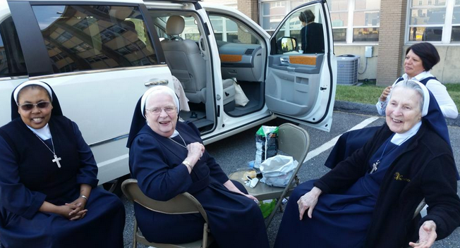 BuzzFeed's tweet image. These Nuns Had A Tailgate Party For Pope Francis #PopeTailgate2015
buzzfeed.com/christinacocca…