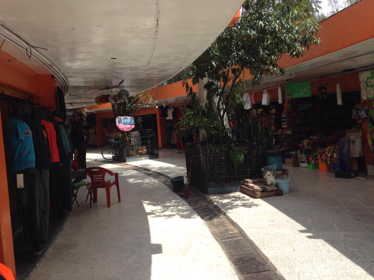 Alc_Iztapalapa's tweet photo. Se da mantenimiento al mercado Aculco #AquíEstá el #Trabajo DeTodos por el bien de los habitantes de #Iztapalapa http://t.co/zvf3OBruHD