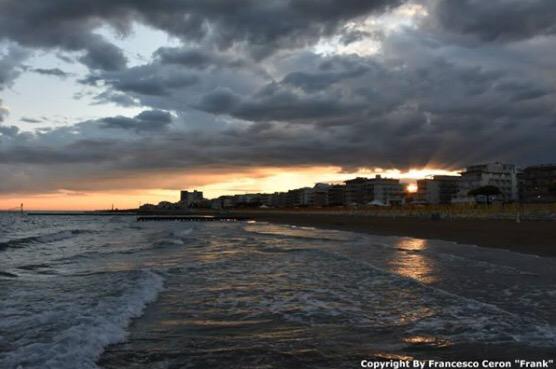 Bellissimi tramonti a #Jesolo
Foto di Francesco Frank Ceron m.facebook.com/JesoloWorld/po… via @JESOLO_IT