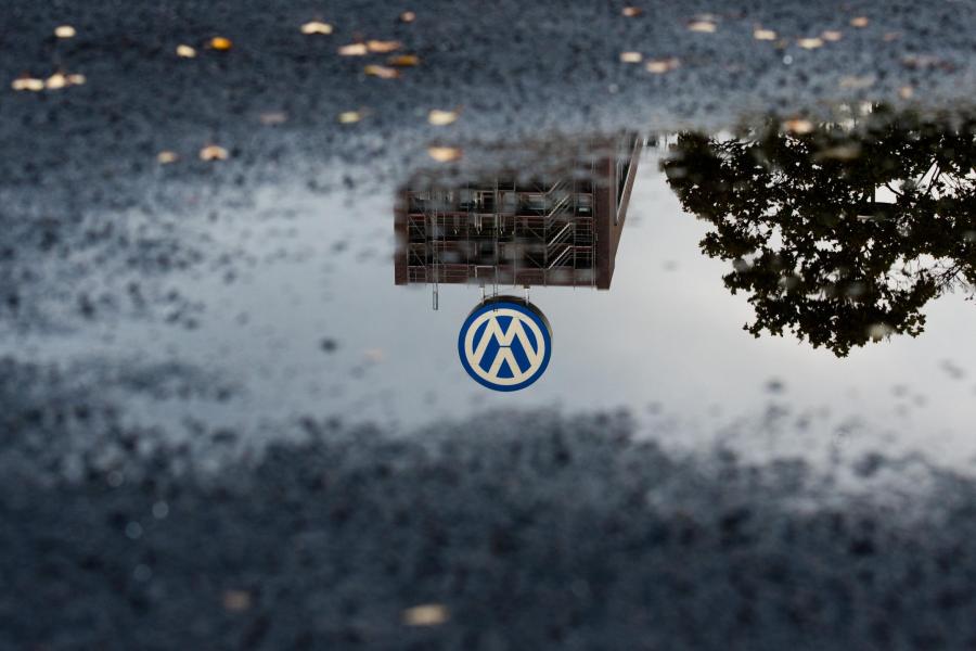 welt's tweet photo. Abgas-Manipulation: Warum der VW-Skandal so einzigartig ist http://t.co/RRqddZ7XK7 http://t.co/mTd4StP6bv