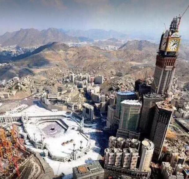 İslamın hedeflediği ulvî değerler ile yaşadığımız müslümanlık, Kâbe ile bu ucube kule arasındaki ilişki kadar tezat.