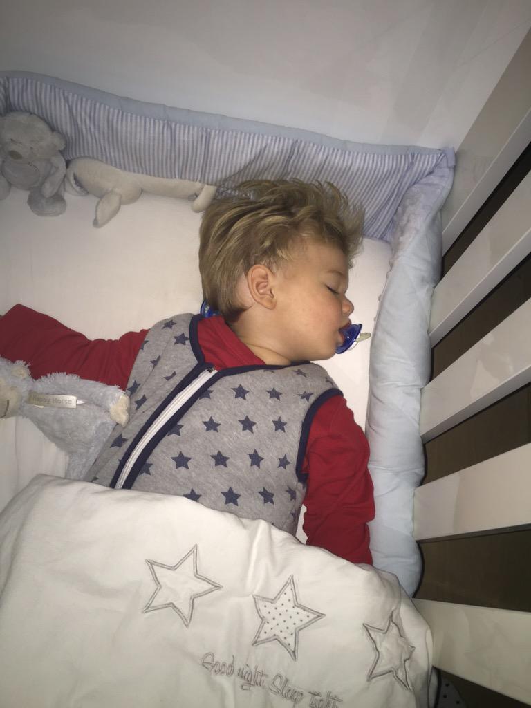 MommyChannie's tweet photo. Wat mijn lieverdje niet weet is dat dit zijn laatste nachtje in zijn ledikantje wordt.Z'n cadeau staat klaar.#autobed http://t.co/taU9rnEj6T