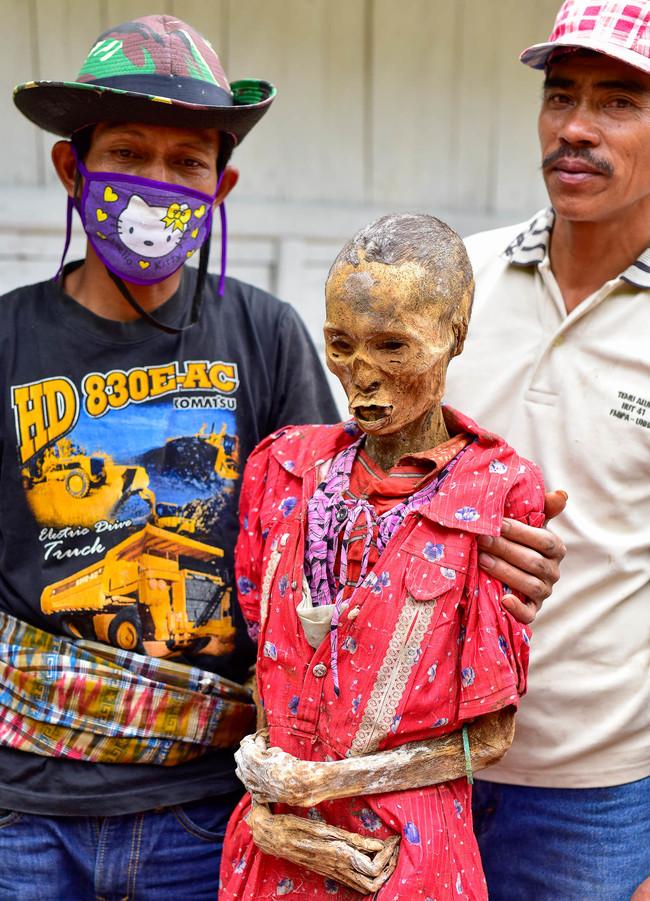 weirdlifecom's tweet photo. This Festival Of The Dead Might Seem ... : http://t.co/AUG0vk1jUH Please RT #Death #Indonesia #Mummies http://t.co/LEYFFCWcHm