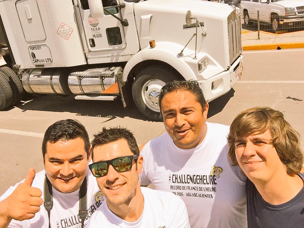 LamiraudF's tweet photo. Ici j'ai aussi fait de fabuleuses rencontres.Les Mexicains sont des gens de cœur.❤️🇲🇽 Merci les amis #ChallengeHeure http://t.co/Jevb512VaO