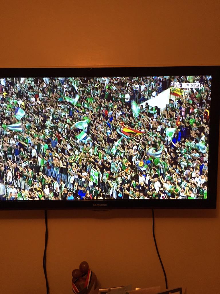 muzzy6972's tweet photo. @RealBetis Come on the boys #RealBetis http://t.co/vzCOsf6Evi