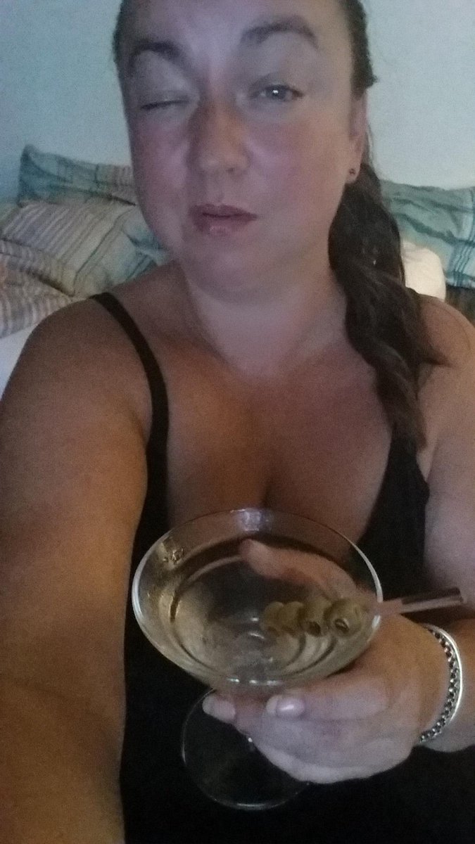 Kmoztar's tweet photo. Drukner mine sorger og smerter i dry dirty martini.....fordi jeg kan! #sprutso #fibroFAIL http://t.co/uHTunsFdhm