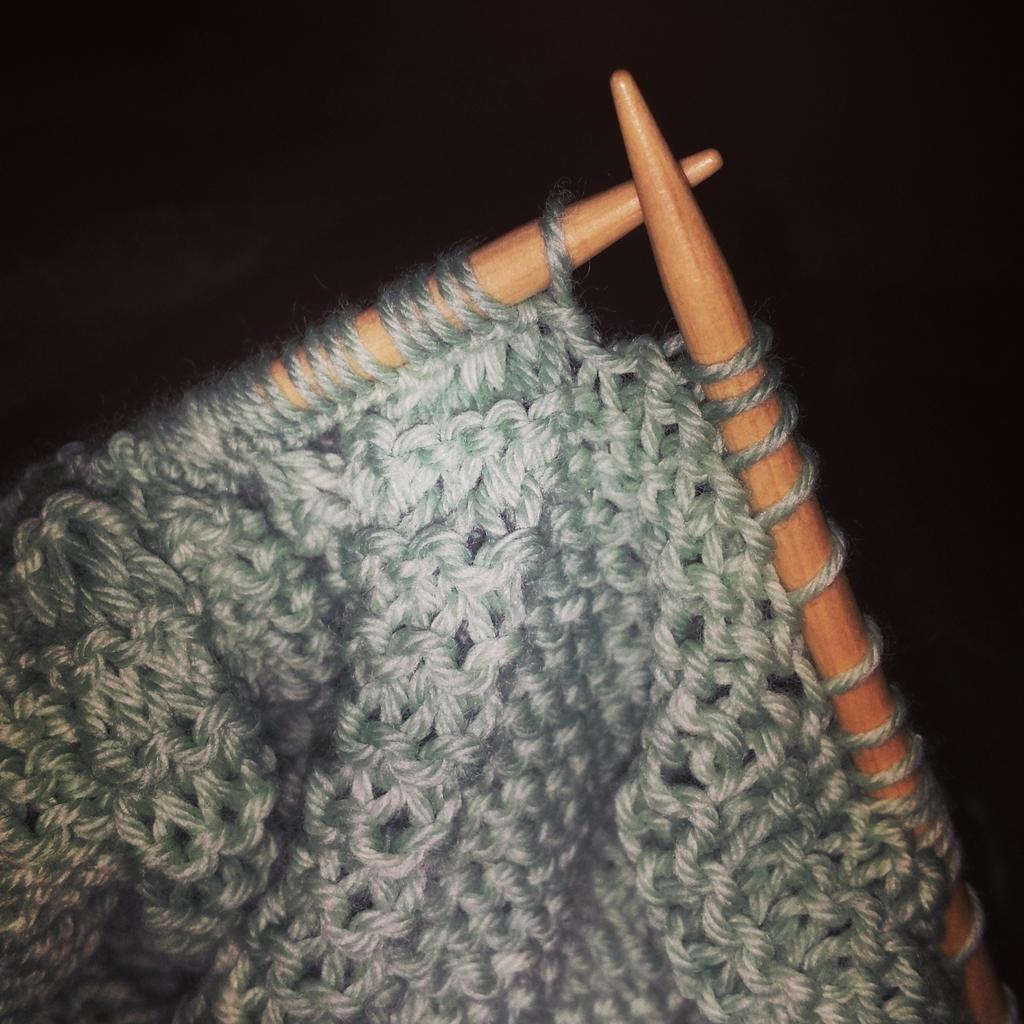 Wolgoednl's tweet photo. Avondje rustig op de bank #verplichtrustigaandoen #knittingisthenewyoga http://t.co/c2LzWdgHfs