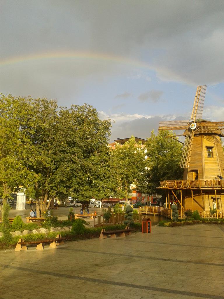 Kendi ekmeğini yiyerek kimseye muhtaç olmamak,
altın kemer takıp el pençe divan durmaktan iyidir."
Sadi Şirazi..