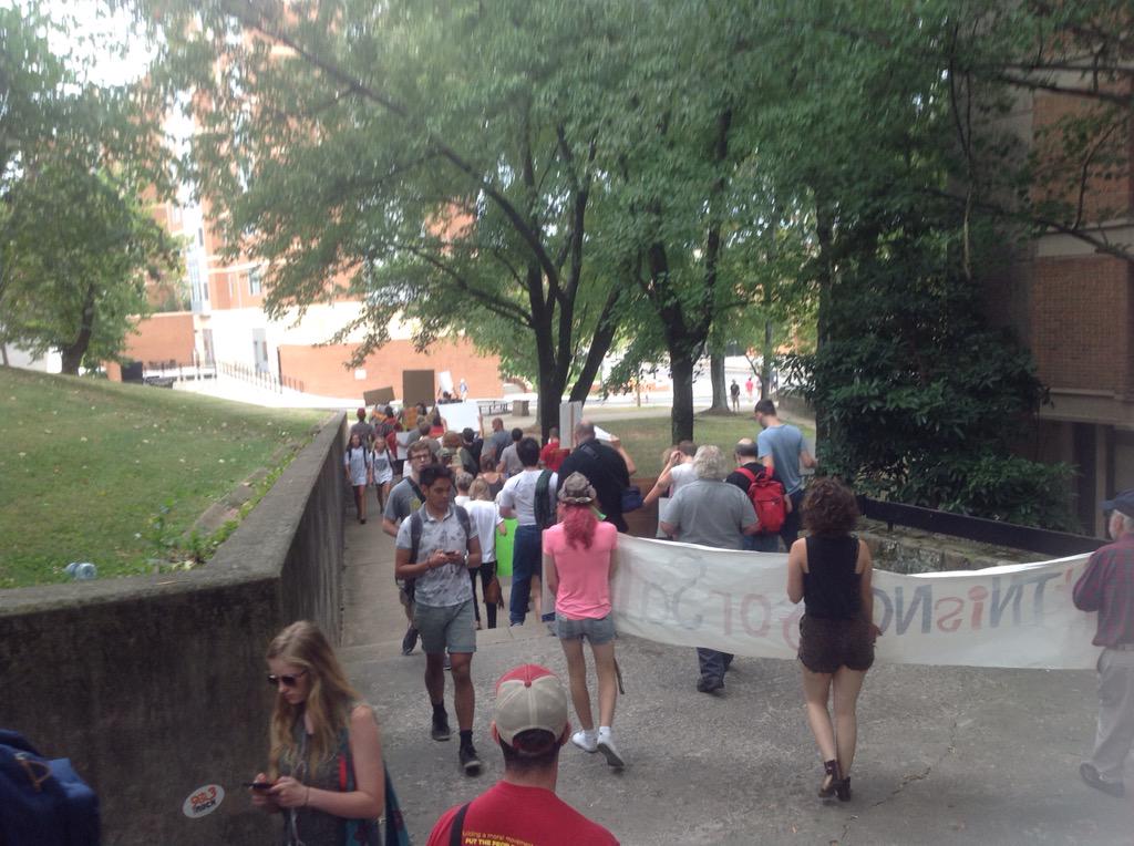 PSAUTK's tweet image. Lies and sticks will not divide workers standing side by side! #haslamwhatsgood #putthepeoplefirst #TNisNOTforSALE