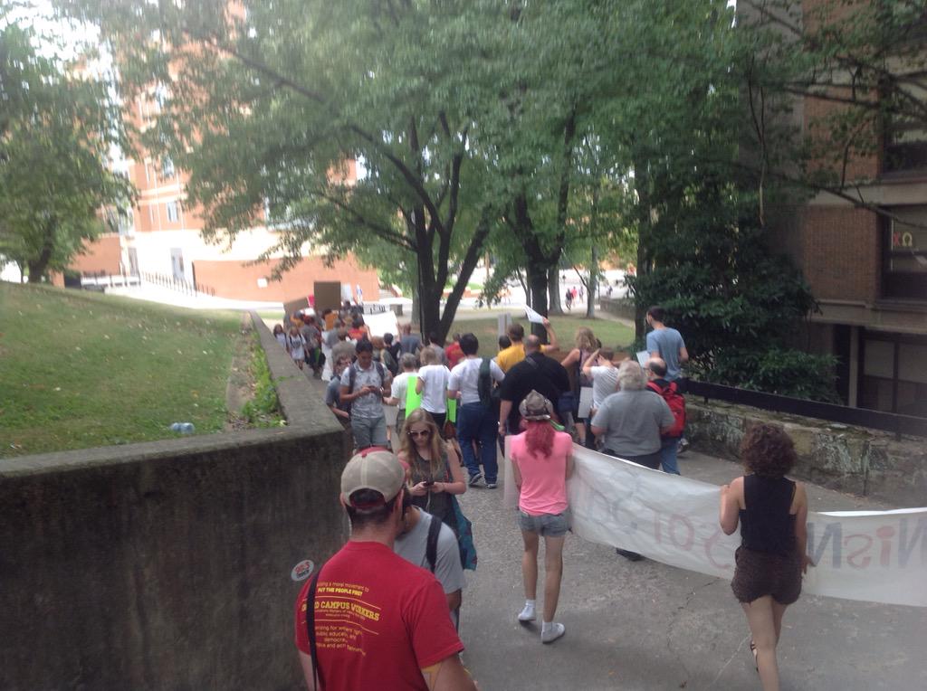 PSAUTK's tweet image. Lies and sticks will not divide workers standing side by side! #haslamwhatsgood #putthepeoplefirst #TNisNOTforSALE