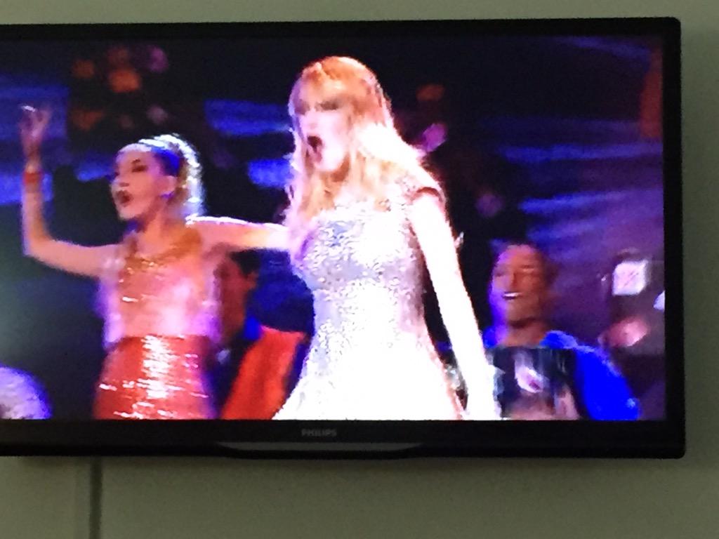 Tiinuchaa's tweet photo. Viendo violetta http://t.co/XAUN9EK63M