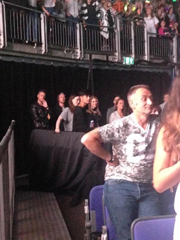 1Dir_Worldwide's tweet photo. 現在、O2アリーナ公演真っ最中✊🏼
会場には、SimonやLouisとLiamファミリーも来ています👀

噂によるもBrianaも公演を見に来ているとか💦
写真のLouisママの横に立っているのがBrianaではないかとの噂💦 http://t.co/L4wpvFf4GH