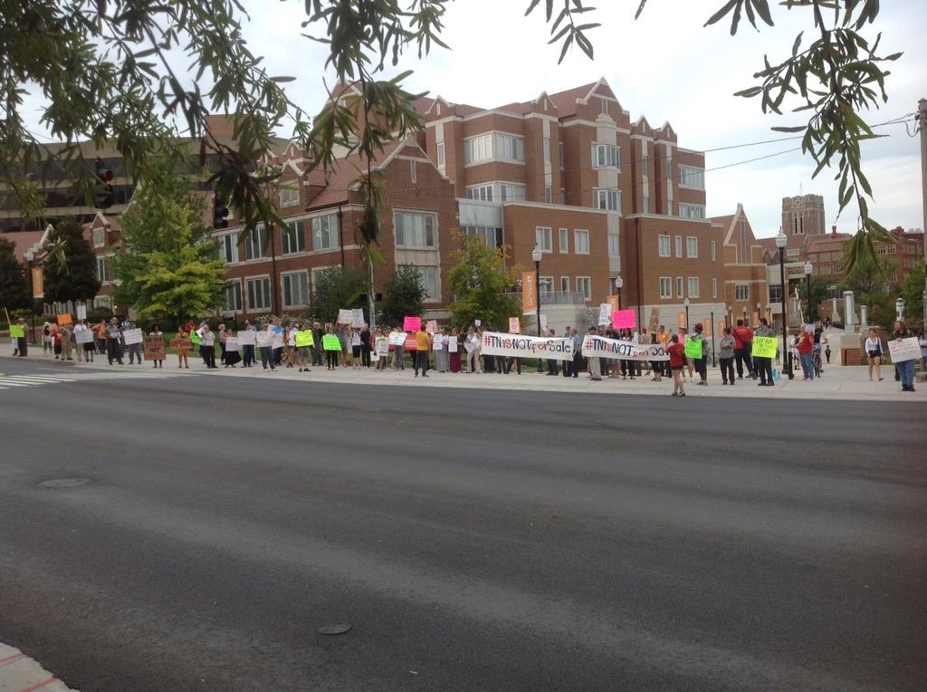 PSAUTK's tweet image. Join us &amp;amp; @UCWCWA in front of the @UTKnoxville business building! #TNisNOTforSALE #putthepeoplefirst #haslamwhatsgood