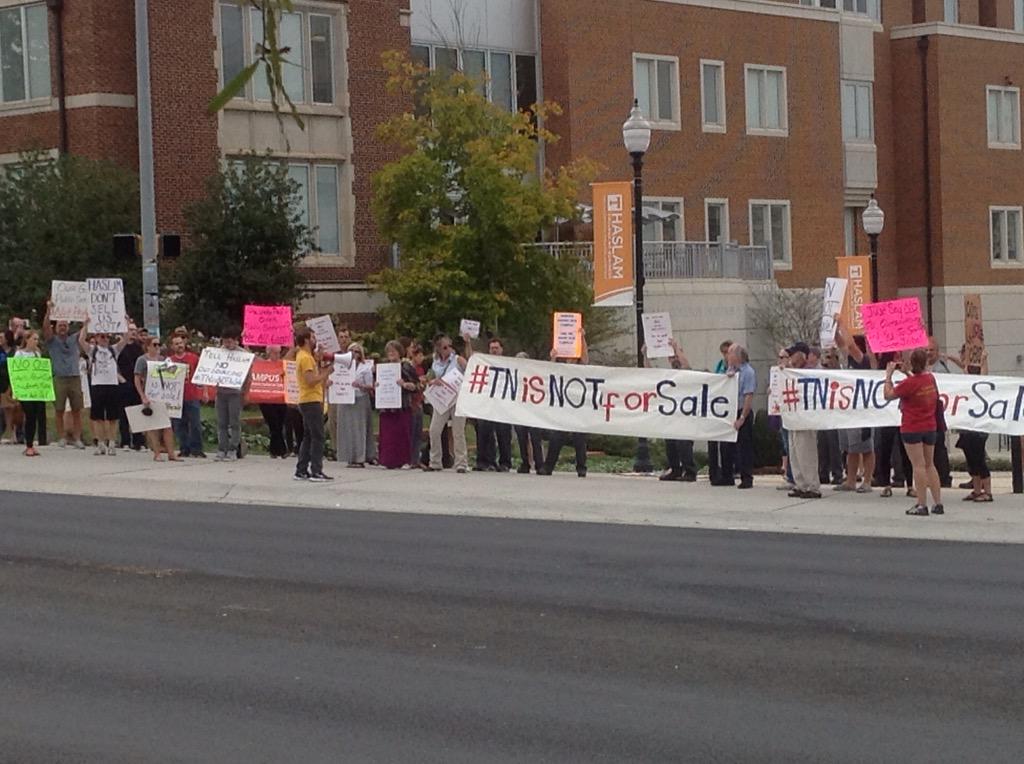 PSAUTK's tweet image. Join us &amp;amp; @UCWCWA in front of the @UTKnoxville business building! #TNisNOTforSALE #putthepeoplefirst #haslamwhatsgood
