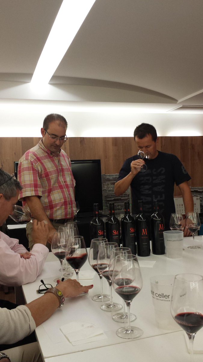 camiloxic's tweet photo. Fantàstic tast vertical de #matacans
amb en Josep de @vinssolergibert i @jpele80
Orgull de ser d'#Artés http://t.co/njofMZlwqB