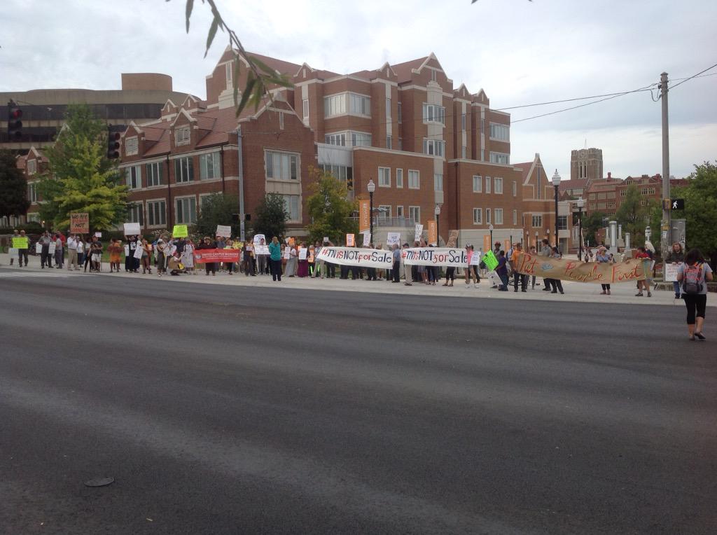 PSAUTK's tweet image. Honking you love campus workers! #TNisNOTforSALE #putthepeoplefirst #haslamwhatsgood