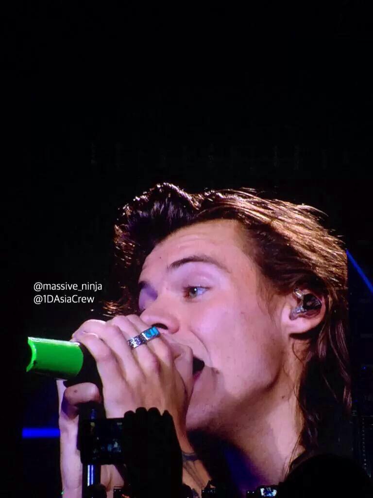 FallTo1D's tweet image. Harry and Niall tonight during 18 ~ L. 
OTRALondon
#EMABiggestFans1D