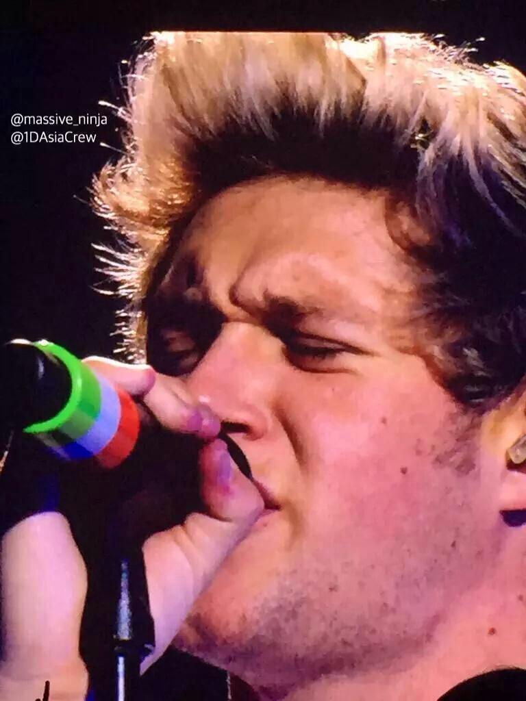 FallTo1D's tweet image. Harry and Niall tonight during 18 ~ L. 
OTRALondon
#EMABiggestFans1D