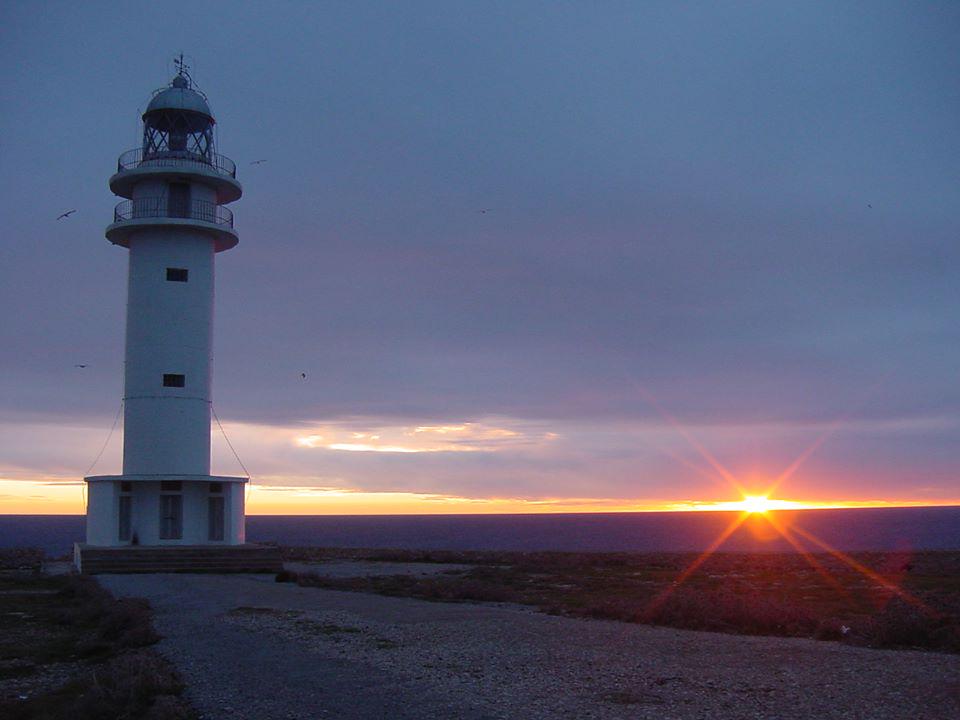 @eunikesilkenat La cueva está en el Faro de Es Cap (el de la foto adjunta), no en el de La Mola