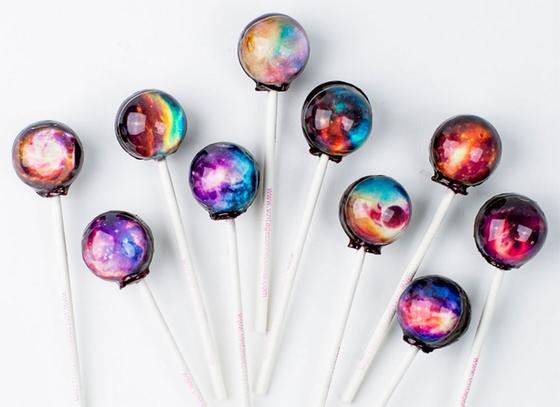 Suck on another universe with a Galaxy Lollipop!  >> buff.ly/1MsU8XD <a href="/ColossalShop/">The Colossal Shop</a> #cool #yum #sweet #candy