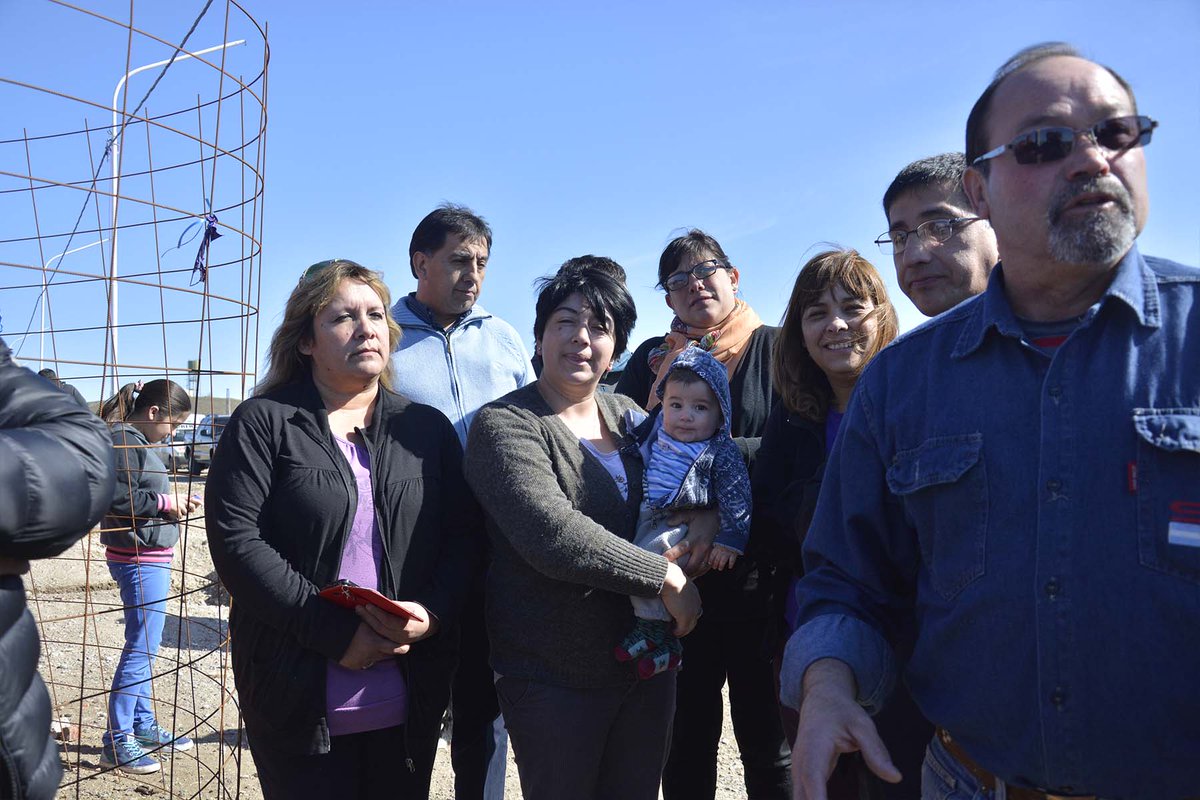 GabyDiputadaPJ's tweet photo. Día largo de trabajo, empezó en Deseado visitando familias a las cuales Servicios Públicos les brindo servicios. http://t.co/FHx0pkgEM3