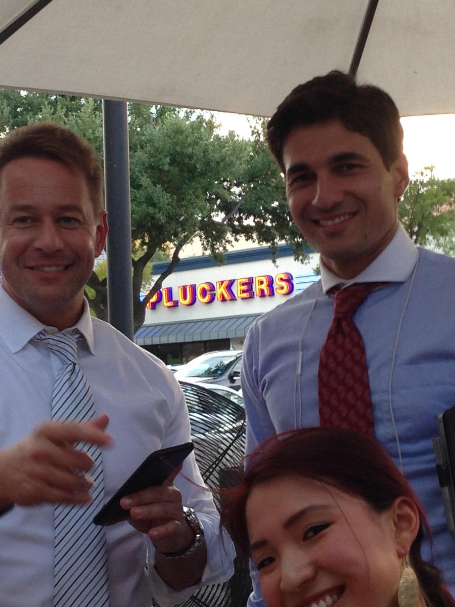 IKnowSoftware's tweet image. .@MarissaHaysYall Look who #ModisDallas ran into @SocialHouse! #weddingoftheyear #donuts