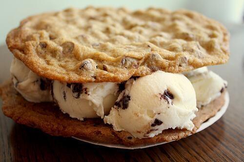 YummyImages's tweet photo. Giant Chocolate Chip Ice Cream Sandwich. http://t.co/CQUH0TFXRo