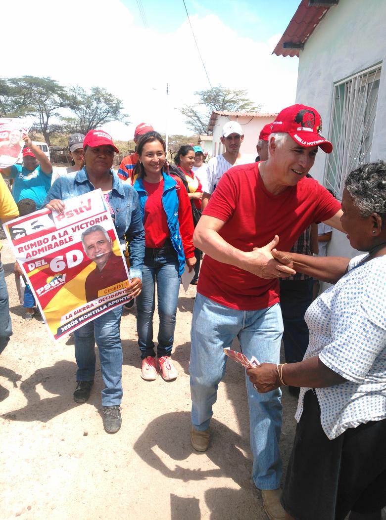SiviraFrancia's tweet photo. .@jmontillapsuv El Candidato de la Revolución en contacto con el Pueblo #6DVictoriaPopular .@StellaLugo http://t.co/4AuxxGY6C8