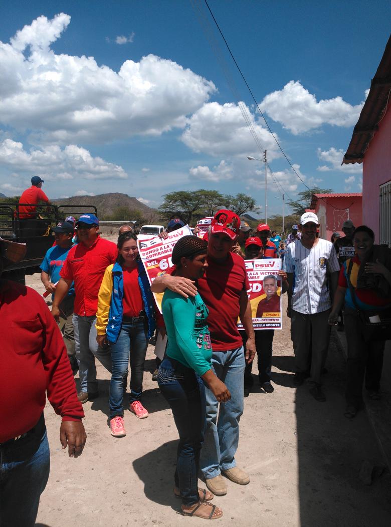 SiviraFrancia's tweet photo. .@jmontillapsuv El Candidato de la Revolución en contacto con el Pueblo #6DVictoriaPopular .@StellaLugo http://t.co/4AuxxGY6C8