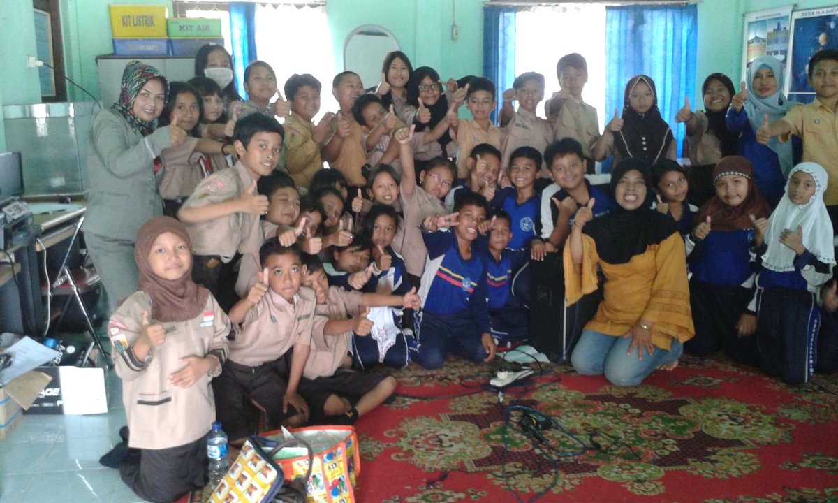 ba_sanga's tweet photo. Sosialisasi bank sampah di SDN 1Telaga biru Banjarasin. http://t.co/2wGE8Knini