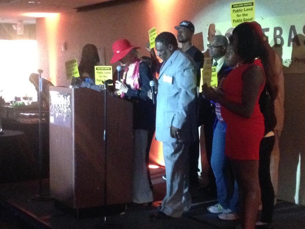 Leaders w/ #oaklandunited demanding #communitybenefits on #coliseum4all <a href="/workingeastbay/">EBASE</a>. #publicland4good