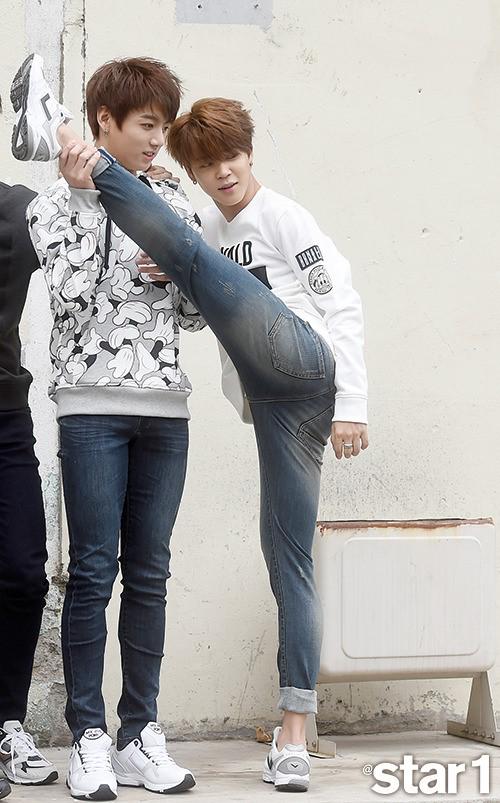 bts_bighit's tweet photo. [인터뷰] #방탄소년단 이 부르는 ‘청춘’의 노래 (출처 : 앳스타일) (http://t.co/qhztkWXP7i) http://t.co/jX43lstRv6