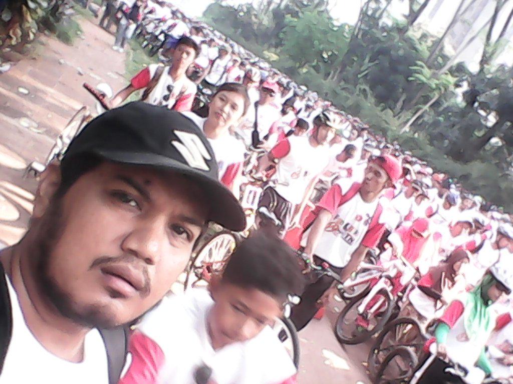 Innsaan1's tweet photo. @LITEFM1058 ini pas ikutan funbike di parkir timur senayan th.2013 #Departemenpagi #selfie http://t.co/bBxLH39BAD