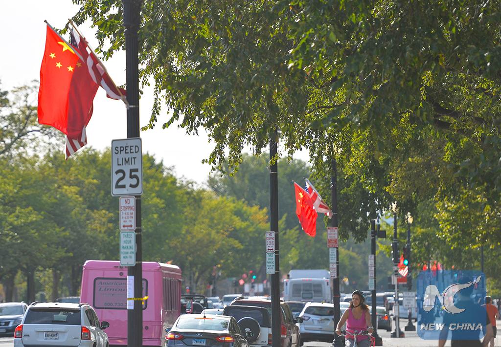 XHNews's tweet image. National flags of China and the U.S. are seen along the street in Washington #XiUSAVisit