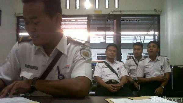 detikcom's tweet photo. Ada Human Error di Juanda, Bagaimana PT KAI Mendidik Calon Masinis? http://t.co/cZM2rUeXJt http://t.co/X0uYEorsjd